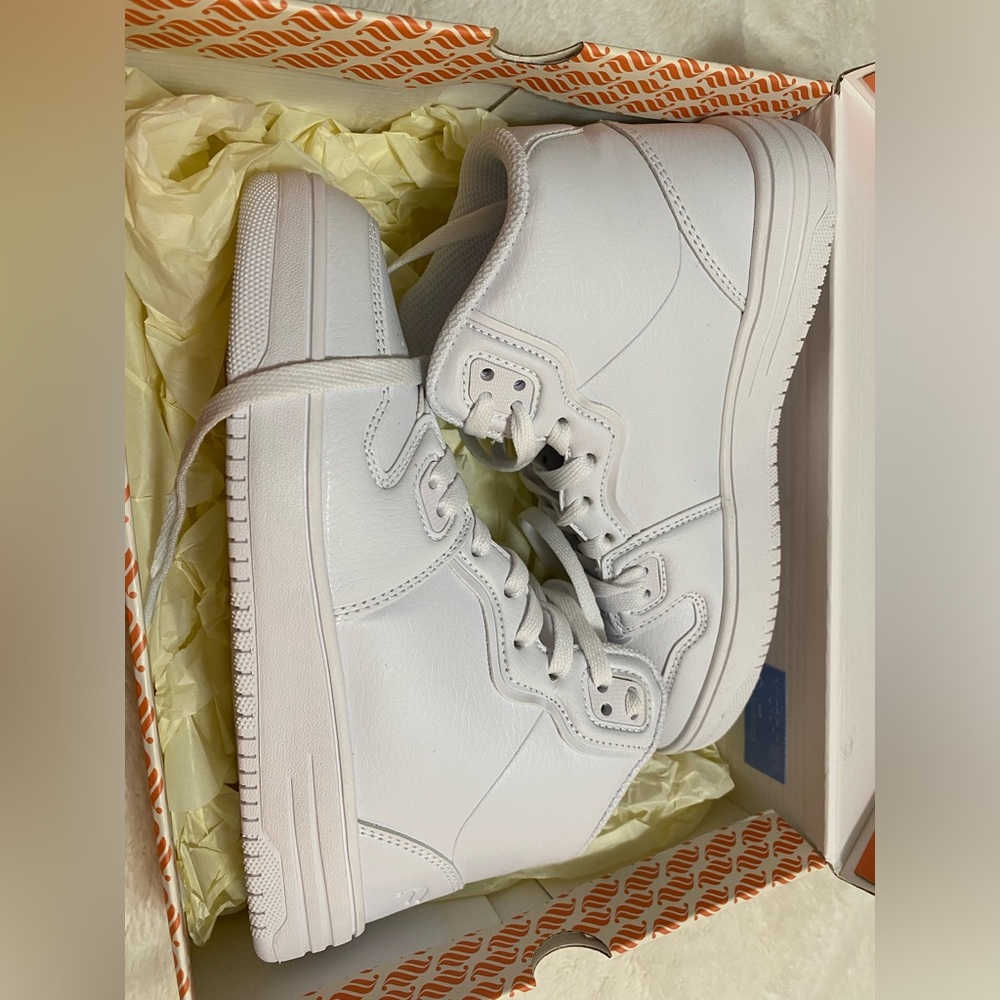 Fabletics shoes ! - Picture 2 of 6
